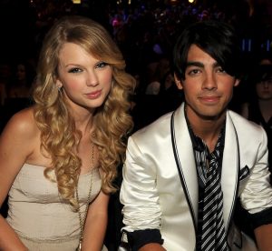LOS ANGELES, CA - SEPTEMBER 07: Singers Taylor Swift and Joe Jonas at the 2008 MTV Video Music Awards at Paramount Pictures Studios on September 7, 2008 in Los Angeles, California. (Photo by Jeff Kravitz/FilmMagic)